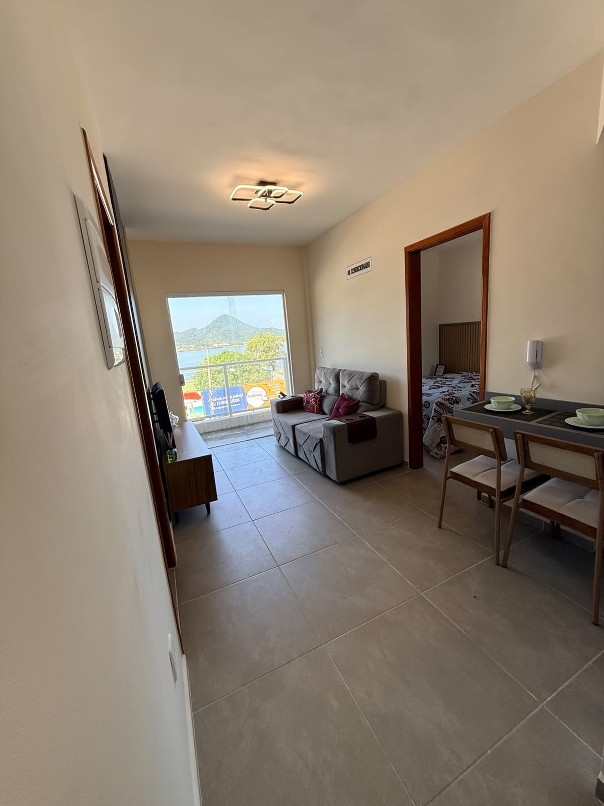 Sala de estar com varanda e vista para o mar