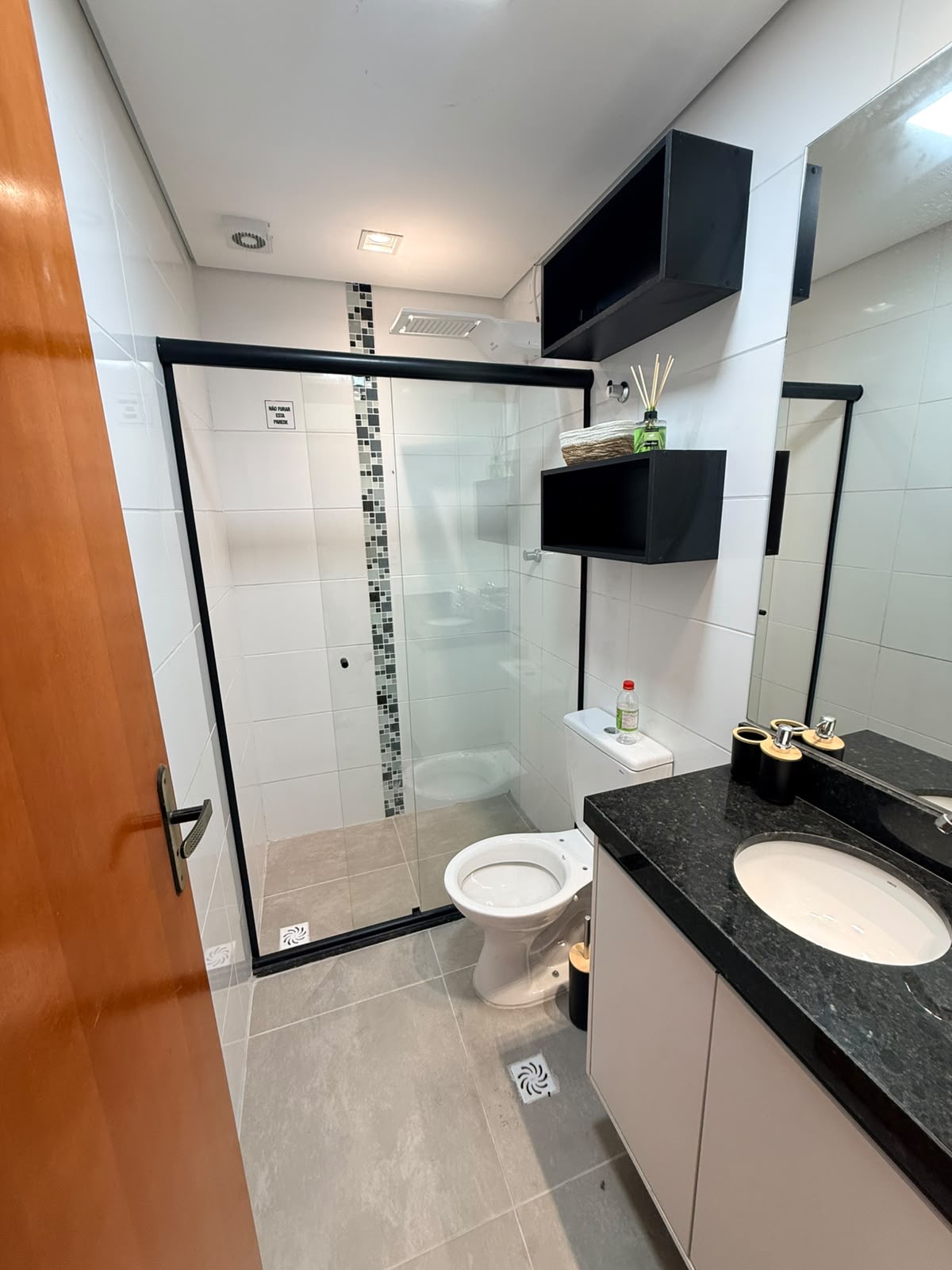 Banheiro completo com box de vidro