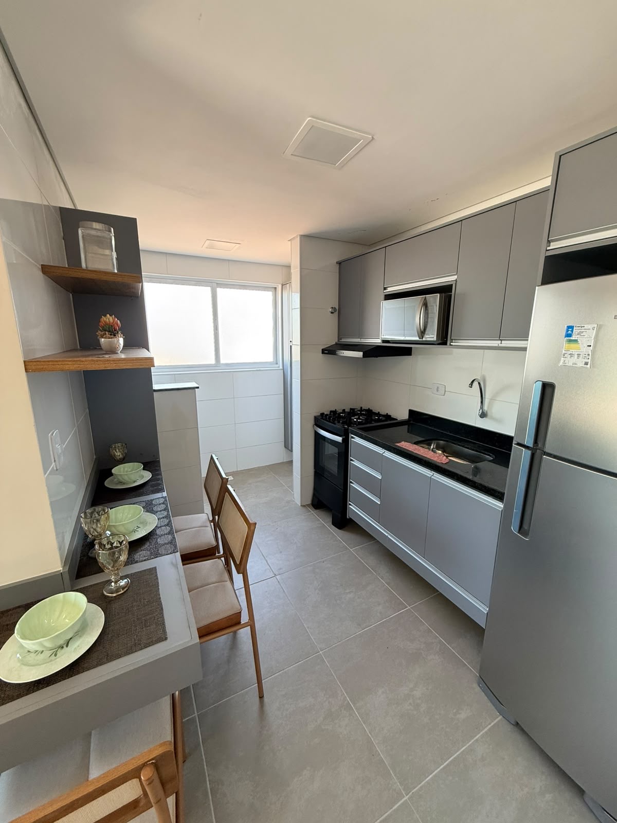 Cozinha equipada e espaço para refeições
